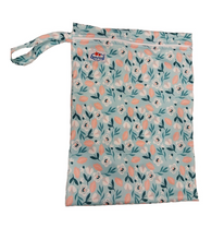 Lade das Bild in den Galerie-Viewer, Babyland_Wetbag_nasstasche_blumen_mint