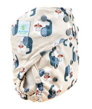 Lade das Bild in den Galerie-Viewer, Blümchen Überhosen One Size Prefold