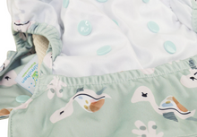 Lade das Bild in den Galerie-Viewer, Blümchen Überhosen One Size Prefold