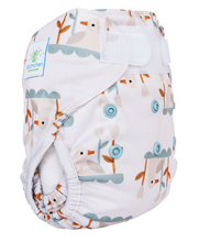 Lade das Bild in den Galerie-Viewer, Bluemchen_Ueberhose_Newborn_Naesseschutz_cozy_Lakeside_vorne