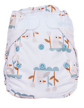 Lade das Bild in den Galerie-Viewer, Bluemchen_Ueberhose_Newborn_Naesseschutz_cozy_Lakeside_vorne_Stoffwindel_fraenzikistler