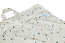 Lade das Bild in den Galerie-Viewer, Bluemchen_Wetbag_Nasstasche_XL_Stoffwindel_suesses_Bambi