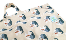 Lade das Bild in den Galerie-Viewer, Wetbag bluemchen xl gross praktisch fuer unterwegs stoffwindeln