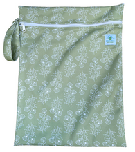 Lade das Bild in den Galerie-Viewer, Wetbag, Blümchen, Nasstasche, Fränzi Kistler, Glarus Nord, Niederurnen, Natürlich Kind sein, nachhaltig. Stoffwindeln