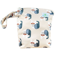 Lade das Bild in den Galerie-Viewer, Blümchen, Wetbag, klein, mit Trockenfach, Stoffwindeln, Natürlich Kind sein, Glarus Nord, Niederurnen, Fränzi Kistler