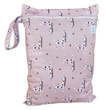 Lade das Bild in den Galerie-Viewer, Bluemchen_Wetbag_nasstasche_Stoffwindeln_PUL_cozy_giraffe