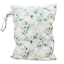 Lade das Bild in den Galerie-Viewer, Bluemchen_wetbag_nasstasche_stoffwindel_Groesse_M_ohne_Trochenfach_floral