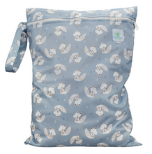 Lade das Bild in den Galerie-Viewer, Bluemchen_wetbag_nasstasche_stoffwindel_Groesse_M_ohne_Trochenfach_suesser_Fuchs