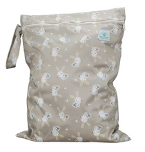 Lade das Bild in den Galerie-Viewer, Bluemchen_wetbag_nasstasche_stoffwindel_Groesse_M_ohne_Trochenfach_suesser_Hase