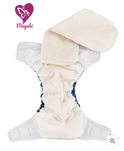 Lade das Bild in den Galerie-Viewer, Magabi_allinOne_mohnfeld_Newborn_Stoffwindel_natuerlichkindsein_Glarus Nord_niederurnen_fraenziKistler_offen_hinten_Einlage