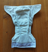 Lade das Bild in den Galerie-Viewer, Modern Cloth Nappies All in One / Pocket Newborn Stoffwindeln, Natürlich Kind sein, Niederurnen, Glarus Nord, Fränzi Kistler