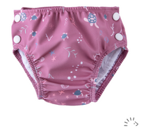 Lade das Bild in den Galerie-Viewer, Popolini, Schwimmwindel, Baden, Stoffwindeln, Krodkodil, rosa, Muschel, Natürlich Kind sein, Fränzi Kistler, Glarus Nord, nachhaltig