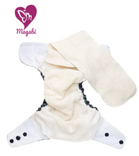 Lade das Bild in den Galerie-Viewer, Stoffwindel_Magabi_AIO_AllinOne_natuerlichkindsein_Glarus Nord_fraenzikistler_nativeBlush_offen_oneSize_innen_einlage