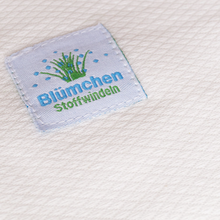 Lade das Bild in den Galerie-Viewer, Blümchen, Wickeltuch, Natürlichkindsein, Fränzi Kistler, Niederurnen, Glarus Nord