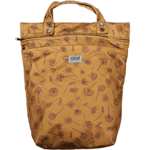 Lade das Bild in den Galerie-Viewer, lux-wetbag-dandelions_lux-wetbag_elskbar_wetbag_nasstasche_stoffwindeln_natuerlichkindsein_glarusnord-fraenzikistler_unterwegs_henkel