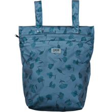 Lade das Bild in den Galerie-Viewer, lux-wetbag_elskbar_wetbag_nasstasche_stoffwindeln_natuerlichkindsein_glarusnord-fraenzikistler-butterfly-pea_unterwegs_henkel