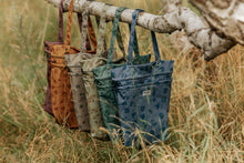 Lade das Bild in den Galerie-Viewer, lux-wetbag_elskbar_wetbag_nasstasche_stoffwindeln_natuerlichkindsein_glarusnord-fraenzikistler_unterwegs_