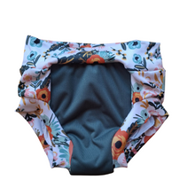 Lade das Bild in den Galerie-Viewer, smart_bottoms_blumen_gruen_trainer_windelfrei