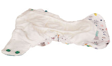 Lade das Bild in den Galerie-Viewer, Blümchen, All in One, AIO, Neugeborene, Panda, klein geschnitten, Stoffwindel, Fränzi Kistler, Glarus Nord, Niederurnen, Natürlich Kind sein