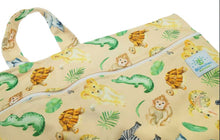 Lade das Bild in den Galerie-Viewer, Wetbag bluemchen xl gross praktisch fuer unterwegs stoffwindeln