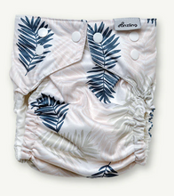 Lade das Bild in den Galerie-Viewer, Hinzling_Ueberhose_Beige_jungle_One_Size_stoffwindel-natuerlichkindsein_niederurnen_fraenzikistler
