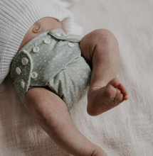 Lade das Bild in den Galerie-Viewer, Modern Cloth Nappies All in One / Pocket Newborn Stoffwindeln, Natürlich Kind sein, Niederurnen, Glarus Nord, Fränzi Kistler 
