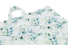 Lade das Bild in den Galerie-Viewer, bluemchen_wetbag_naesseschutz_XL_weiss_blumen
