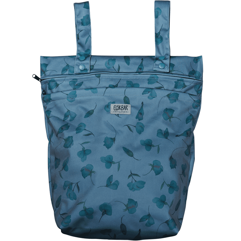 lux-wetbag_elksbar_wetbag_nasstasche_stoffwindeln_natuerlichkindsein_glarusnord-fraenzikistler-butterfly-pea_unterwegs_henkel